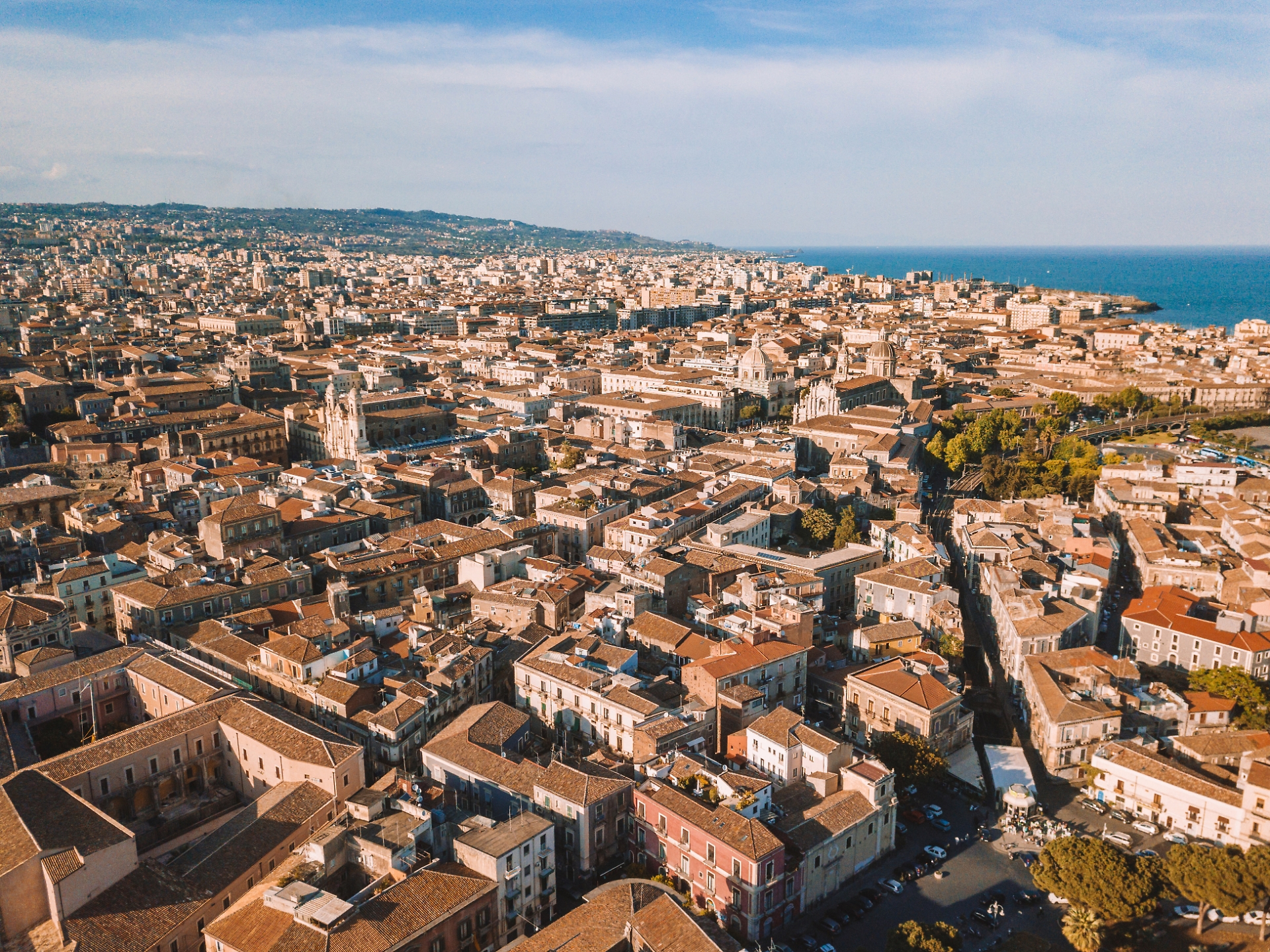 Il centro storico di Catania visto dall'alto: trovare parcheggio in città è un vero e proprio "incubo" per i turisti italiani, secondo il postale specializzato Parclick